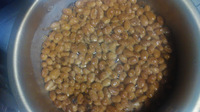豆をコトコトと煮ています。 