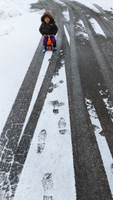 バイクを一生懸命こぐ次男 